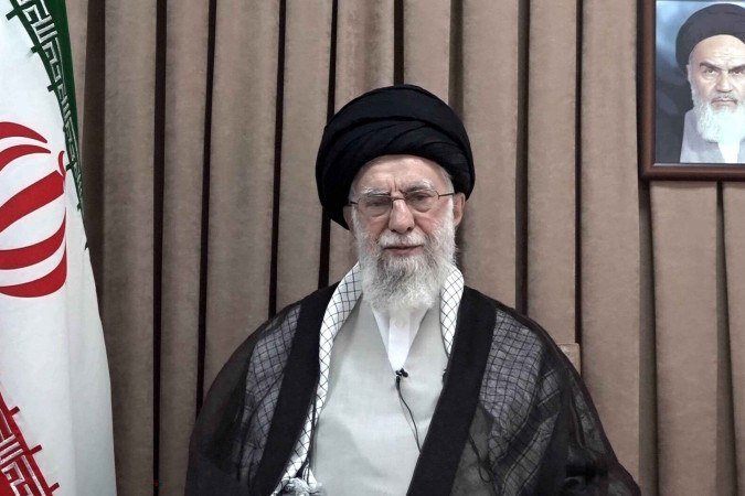 Aiatolá Ali Khamenei faz pronunciamento pela tevê e adverte sobre danos irreparáveis aos EUA, em caso de bombardeio       