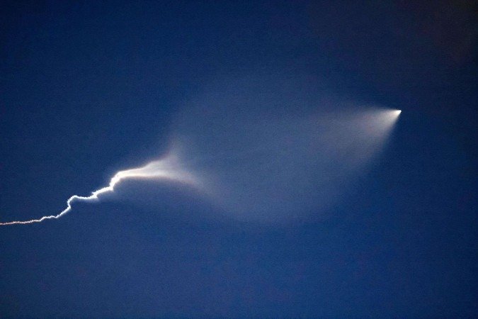  A missile is fired from Iran toward Israel on June 18, 2025, on the sixth day of fighting between the two foes. (Photo by ATTA KENARE / AFP)
      Caption 