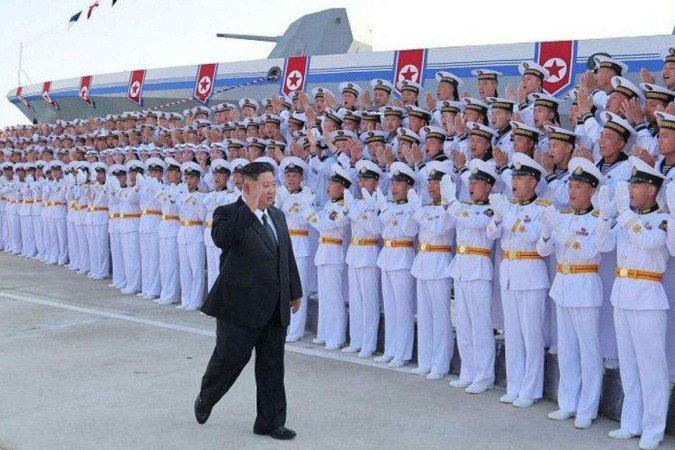 Imagens de satélite mostram uma aparente tentativa de ocultar o navio de guerra norte-coreano, que virou ao ser lançado ao mar de lado a partir do cais - (crédito: Maxar Technologies via Getty Images) Imagens de satélite mostram uma aparente tentativa de ocultar o navio de guerra norte-coreano, que virou ao ser lançado ao mar de lado a partir do cais - (crédito: Maxar Technologies via Getty Images)