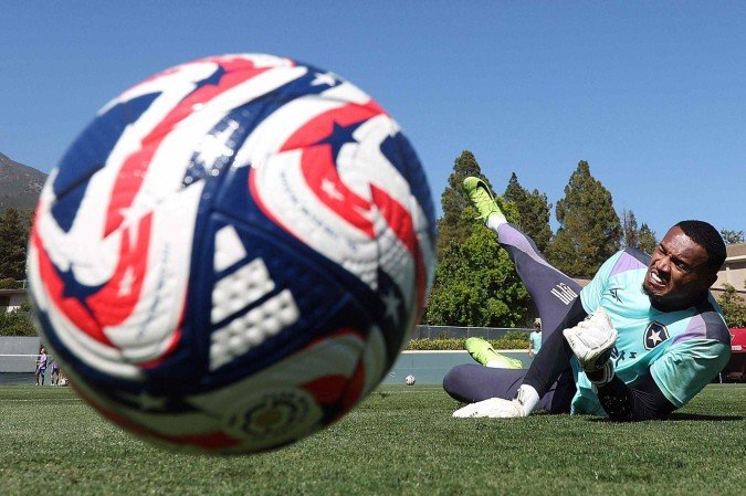 Nas sete derrotas da temporada, PSG acabou consagrando os goleiros adversários. John é candidato a brilhar pelo Botafogo: Nas sete derrotas da temporada, PSG acabou consagrando os goleiros adversários. John é candidato a brilhar pelo Botafogo: