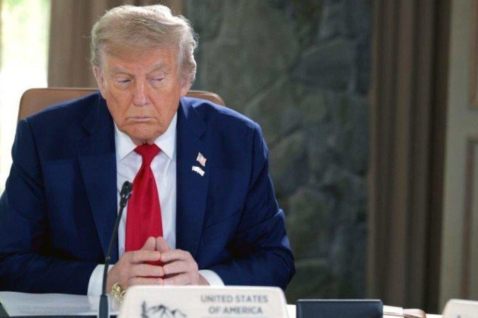 Fumaça da explosão no prédio da emissora estatal em Teerã - (crédito: Getty Images) Fumaça da explosão no prédio da emissora estatal em Teerã - (crédito: Getty Images)