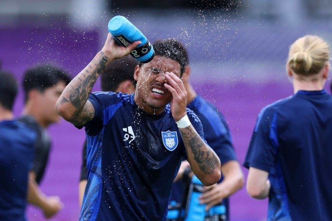 Atacante do Ulsan, da Coreia, o gaúcho Erick Farias sofre com o verão - (crédito: Megan Briggs/AFP) Atacante do Ulsan, da Coreia, o gaúcho Erick Farias sofre com o verão - (crédito: Megan Briggs/AFP)