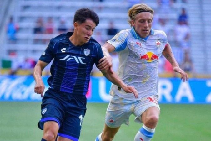 Jogadores de Pachuca e RB Salzburg em disputa de bola no Mundial de Clubes -  (crédito: Foto: Divulgação/Pachuca)