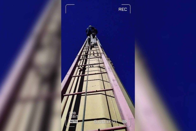 Nas imagens, os jovens escalaram a estrutura, mas são pegos por policiais militares  -  (crédito: Reprodução/Redes sociais)