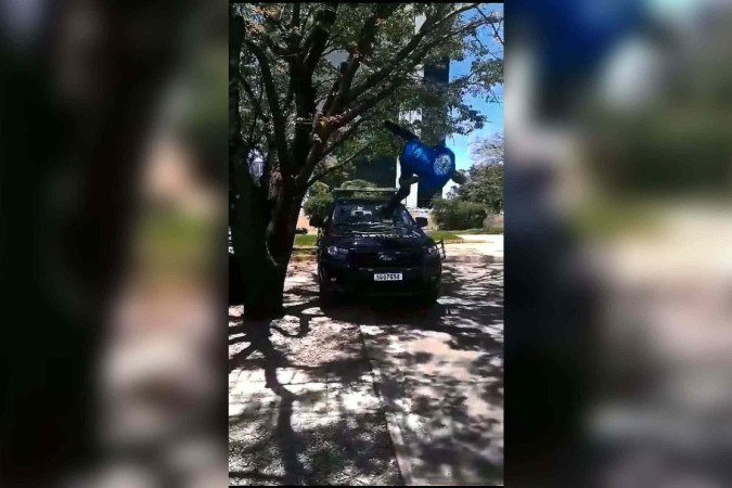 Nas imagens, o jovem se aproxima do capô de uma das viaturas e realiza a manobra - (crédito: Reprodução/Redes sociais) Nas imagens, o jovem se aproxima do capô de uma das viaturas e realiza a manobra - (crédito: Reprodução/Redes sociais)