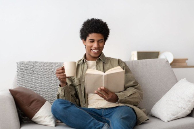 A leitura durante o feriado é uma ótima forma de estimular a mente e reduzir o estresse (Imagem: Prostock-studio | Shutterstock) -  (crédito: EdiCase)