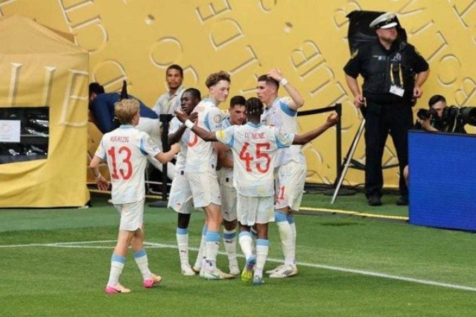 Jogadores do RB Salzburg comemoram um dos gols da vitória sobre o Pachuca - (crédito: Foto: Divulgação/Fifa) Jogadores do RB Salzburg comemoram um dos gols da vitória sobre o Pachuca - (crédito: Foto: Divulgação/Fifa)