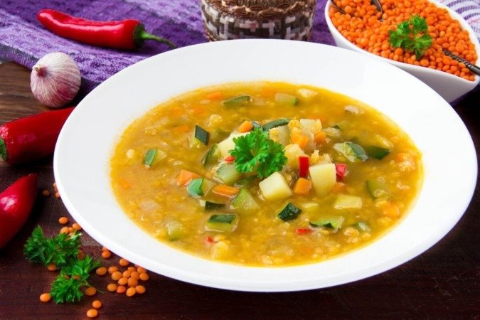 Sopa de lentilha com legumes (Imagem: Lapina Maria | Shutterstock) - (crédito: EdiCase) Sopa de lentilha com legumes (Imagem: Lapina Maria | Shutterstock) - (crédito: EdiCase)
