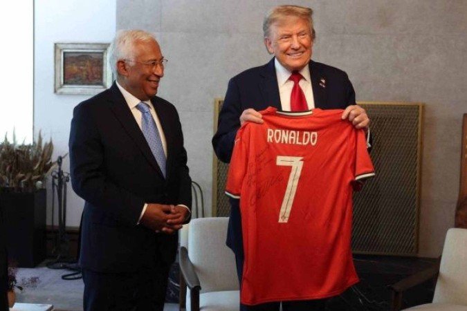 Cristiano Ronaldo envia camisa a Donald Trump - (crédito: Foto: Reprodução/António Costa no X) Cristiano Ronaldo envia camisa a Donald Trump - (crédito: Foto: Reprodução/António Costa no X)