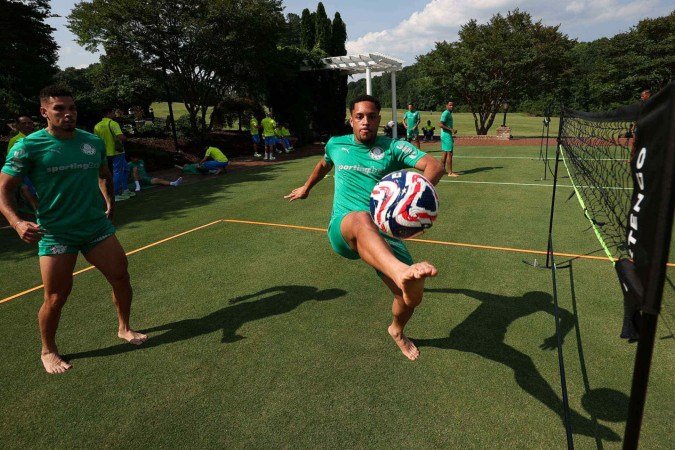 Comprado pelo Palmeiras por mais de R$ 150 milhões, o atacante Vitor Roque ainda está em dívida com a torcida: marcou três gols em 20 jogos -  (crédito: Cesar Greco/Palmeiras)