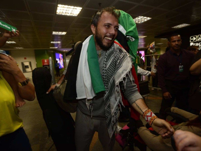 Chegada do ativista Thiago Ávila no aeroporto de Brasília, na tarde desta quarta-feira (18). -  (crédito: Marcelo Ferreira)