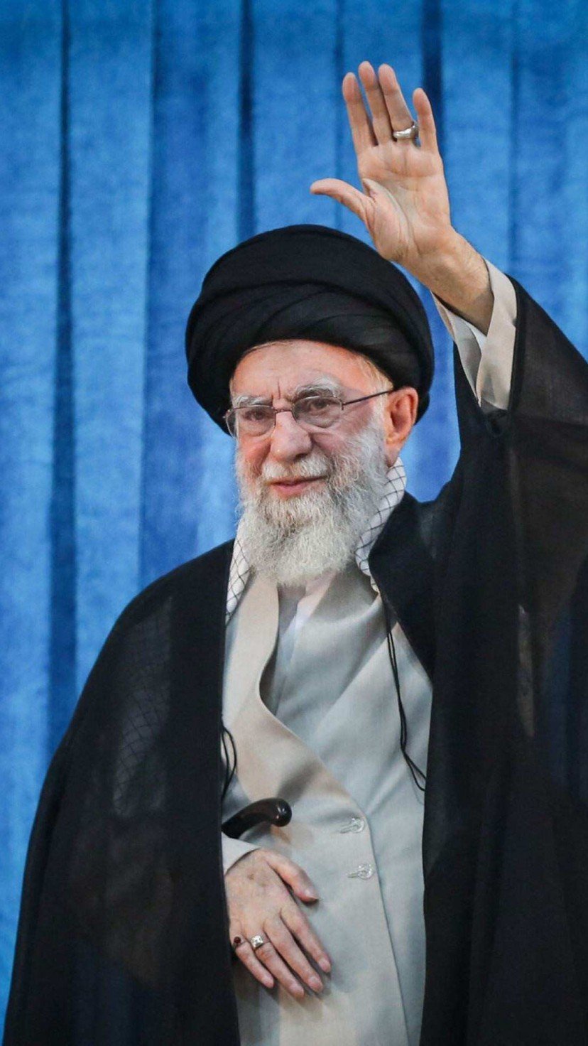  Uma foto fornecida pelo gabinete do líder supremo iraniano, o aiatolá Ali Khamenei, mostra-o acenando durante uma cerimônia por ocasião do 36º aniversário da morte do aiatolá Ruhollah Khomeini, em Teerã, em 4 de junho de 2025 -  (crédito: KHAMENEI.IR/AFP)