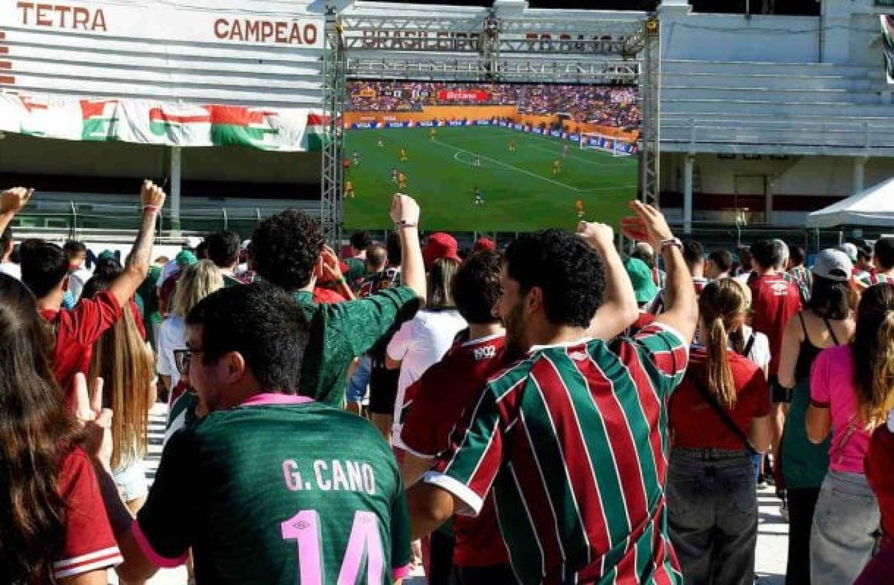 Torcedores acompanham estreia do Fluminense no Mundial na Casa Laranjeiras