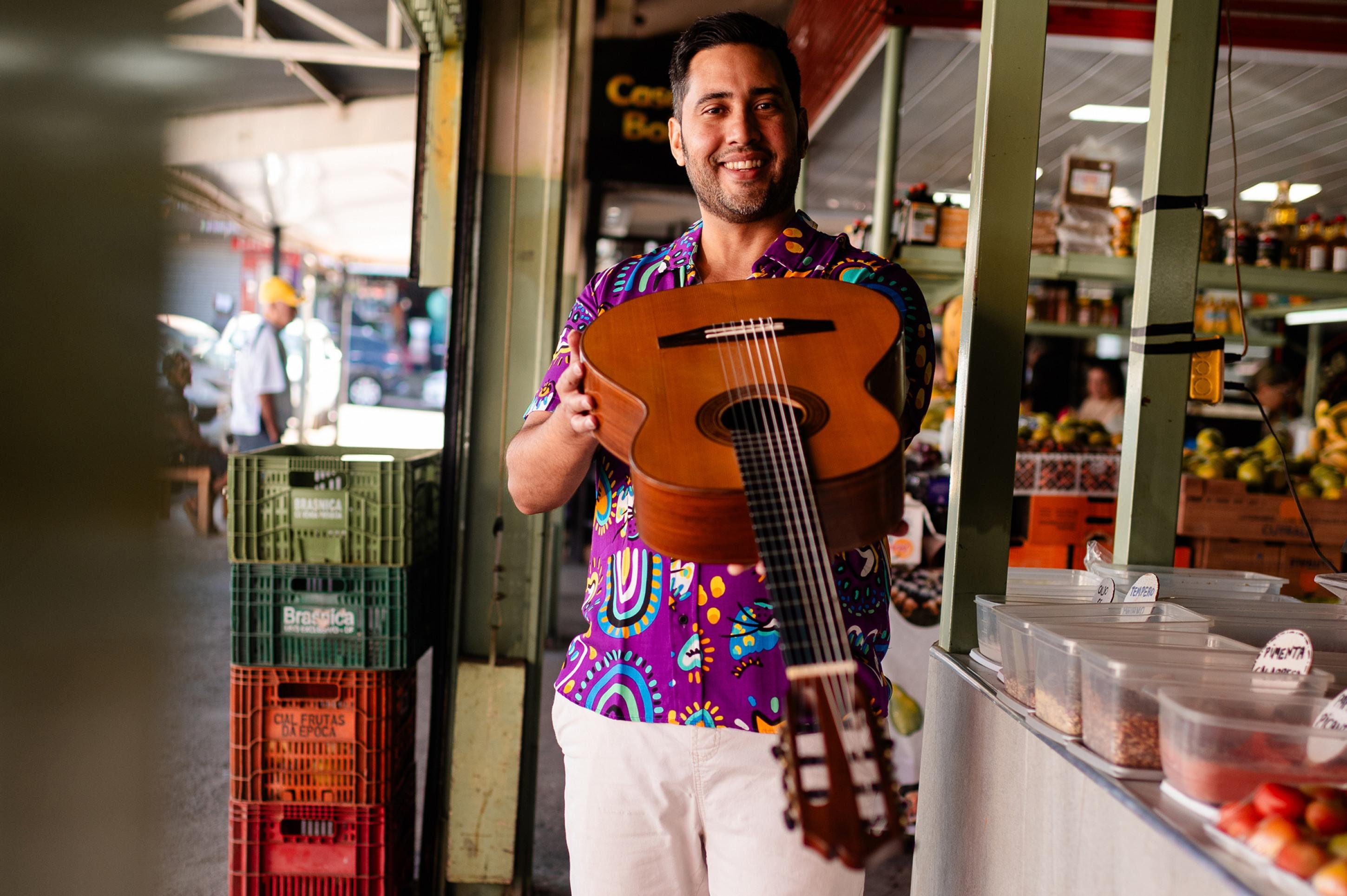 Projeto Violão do Vianna Convida leva samba e choro itinerantes ao DF