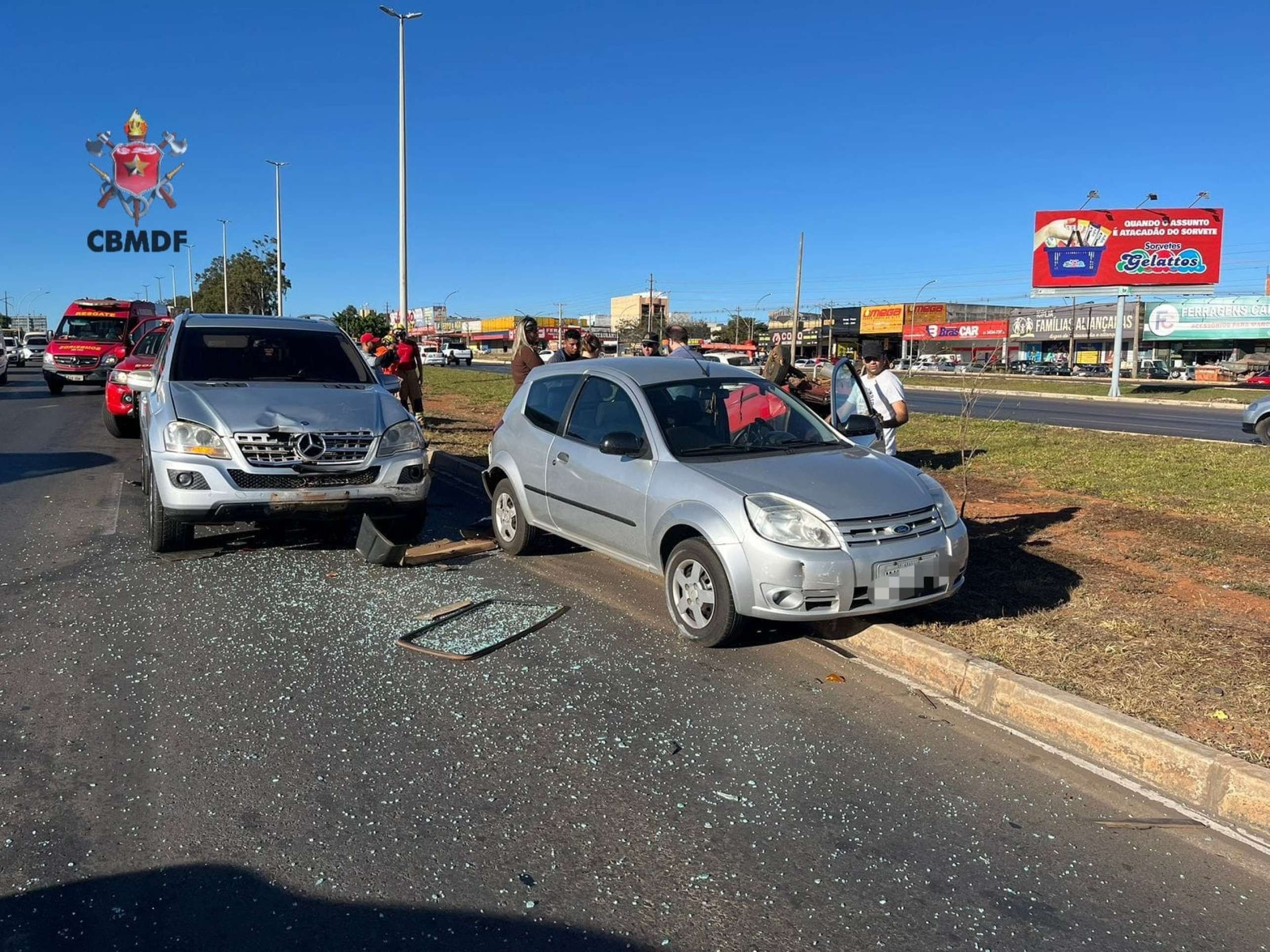 O acidente envolveu quatro carros e um deles chegou a capotar após a colisão