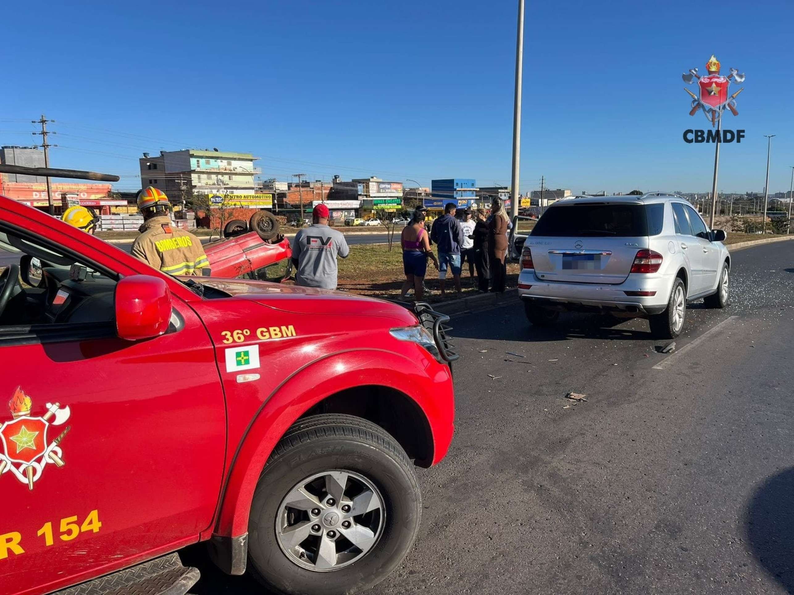 O acidente envolveu quatro carros e um deles chegou a capotar após a colisão