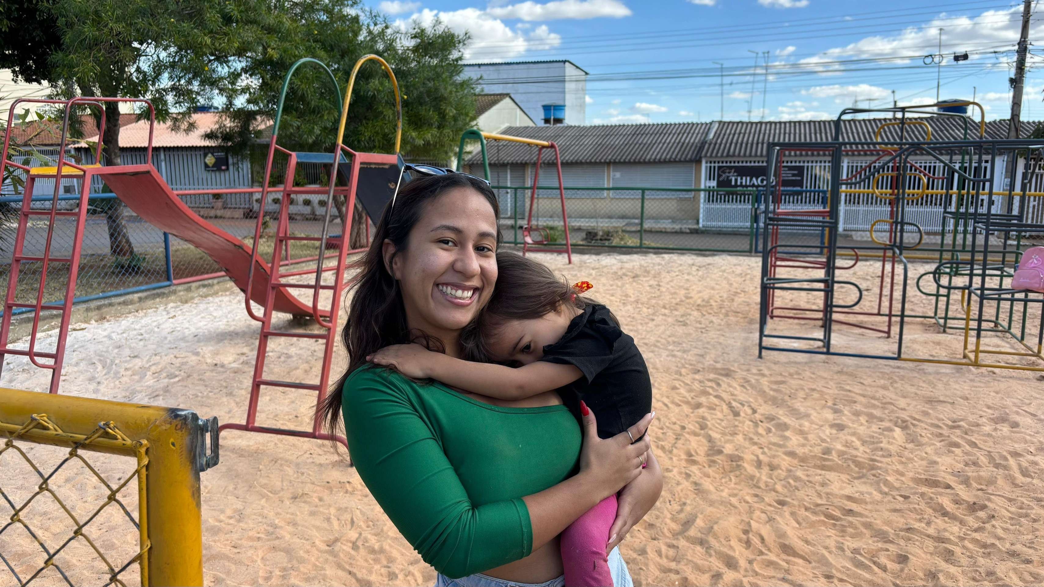 Laís Figueiredo, com um parquinho do lado de casa, precisa levar sua sobrinha para brincar em outro local 