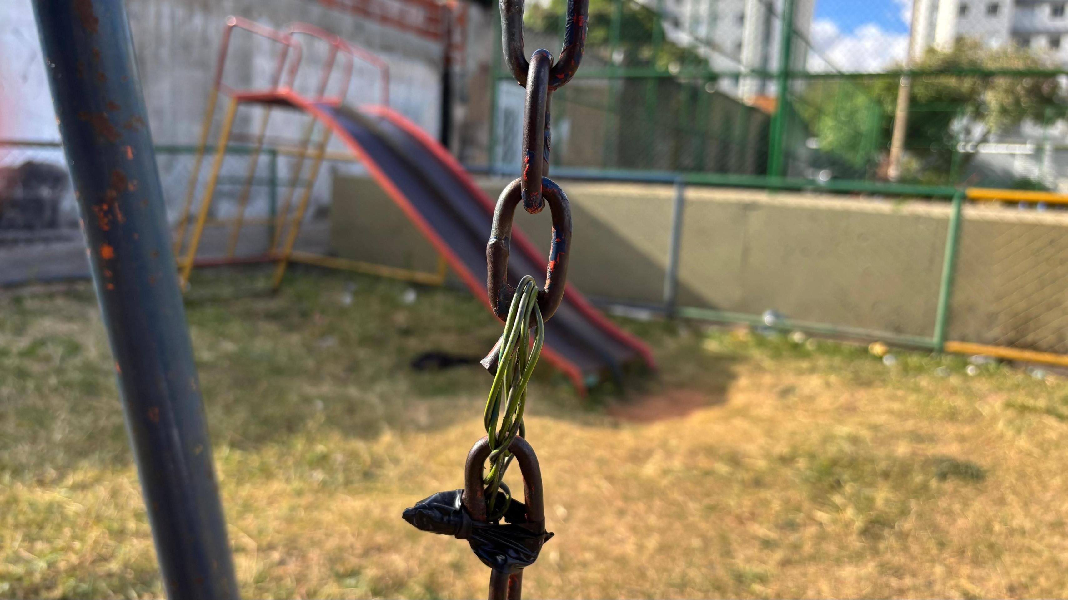 Comunidade concerta balanço quebrado com fio remendado