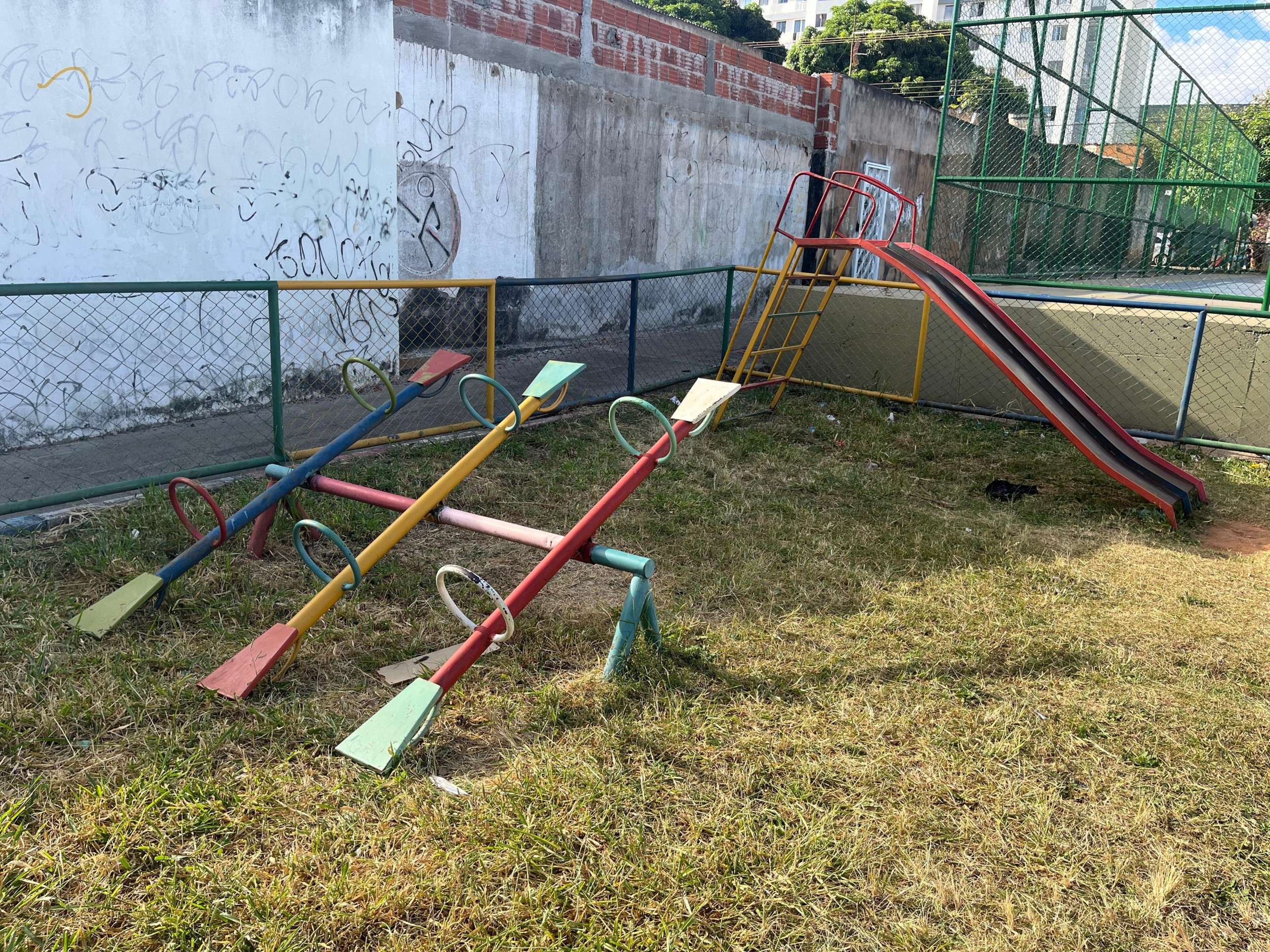 Em Ceilândia, o parquinho de areia foi consumido pelo mato