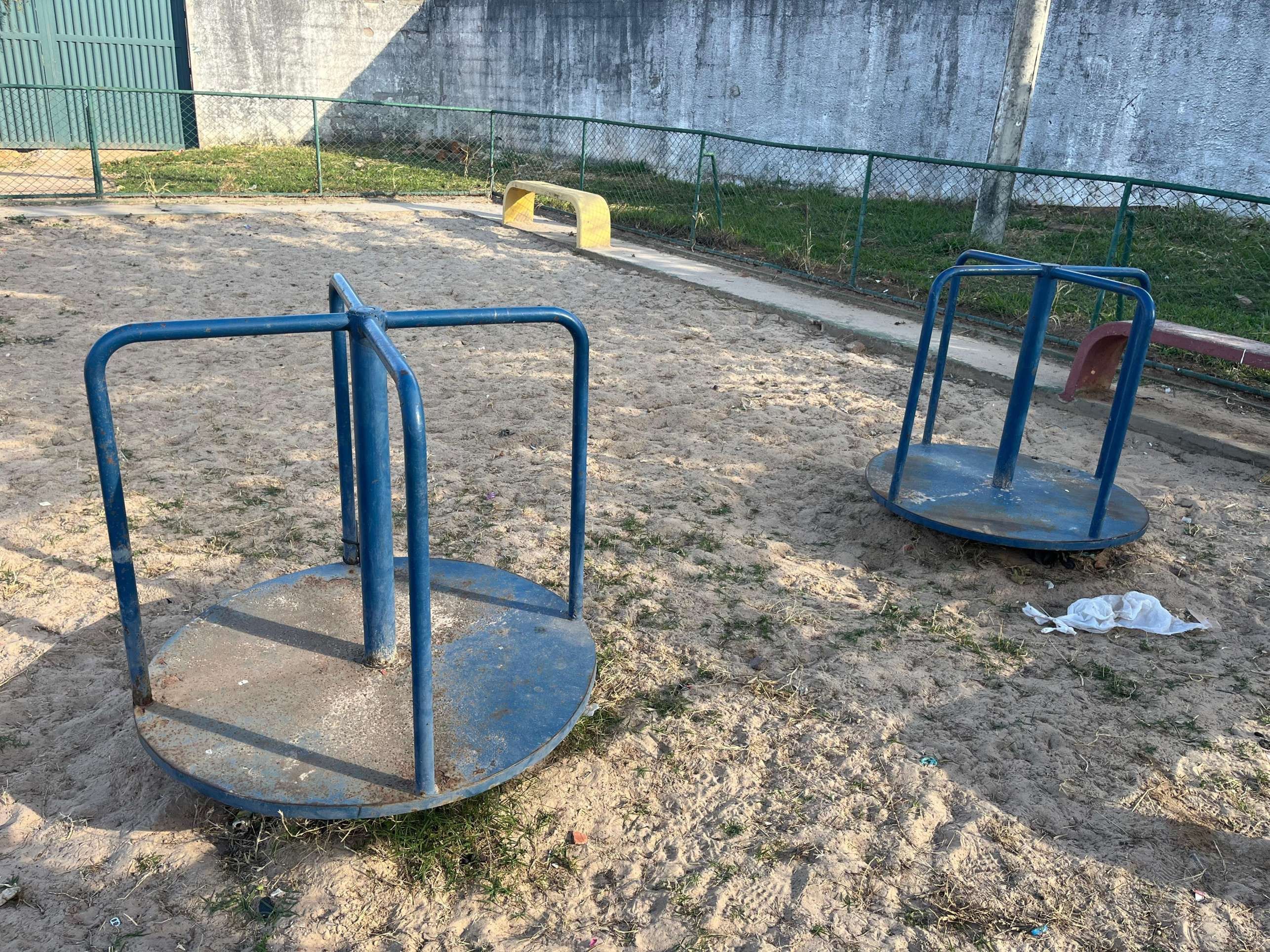 No parquinho do Areal, os únicos brinquedos são dois gira-giras