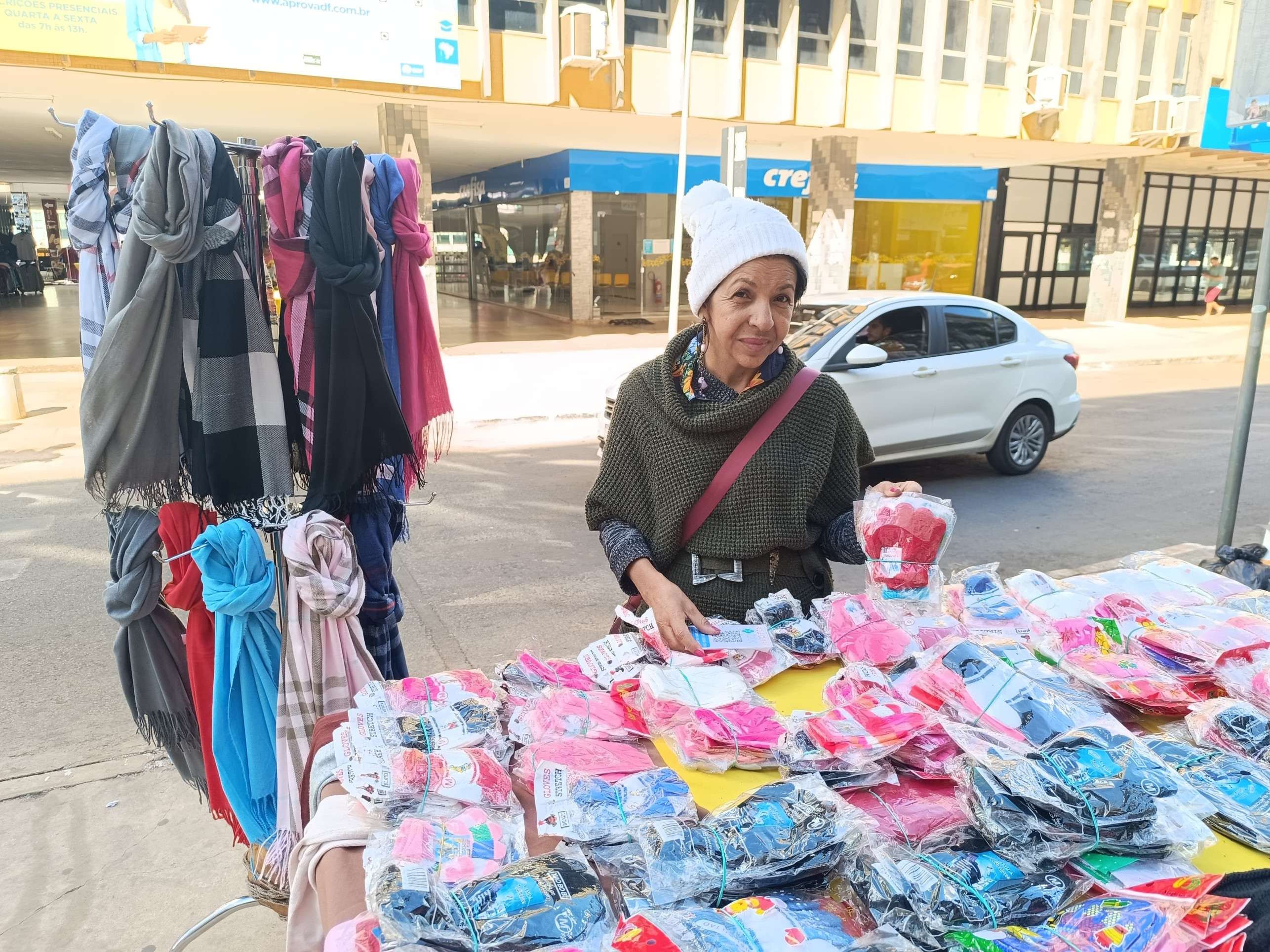 Regina Amélia aproveita o frio para comercializar itens de inverno, como toucas e luvas