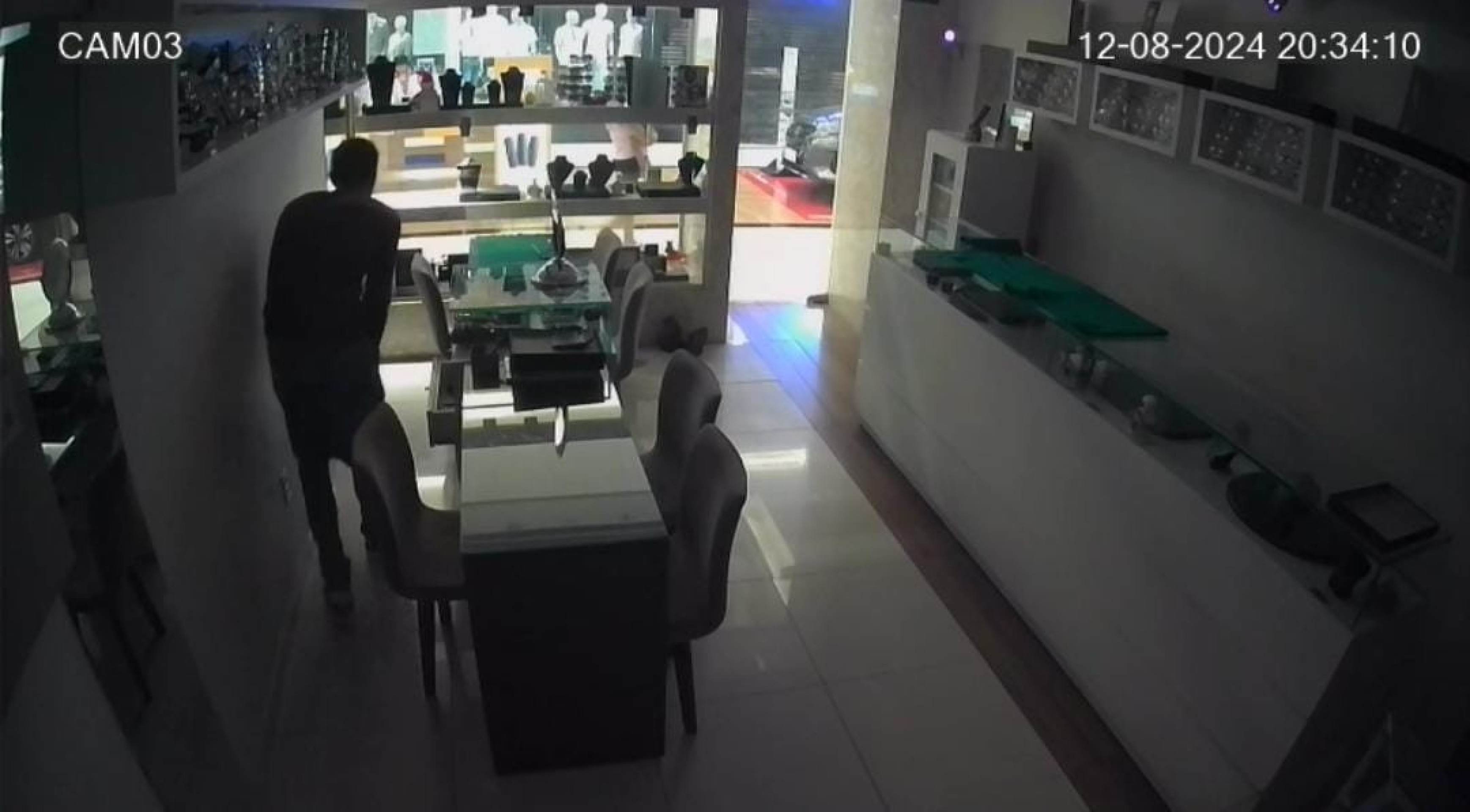 Câmera registrou furto na loja de Osmar Moura, em Campo Grande -  (crédito: Material cedido ao Correio)