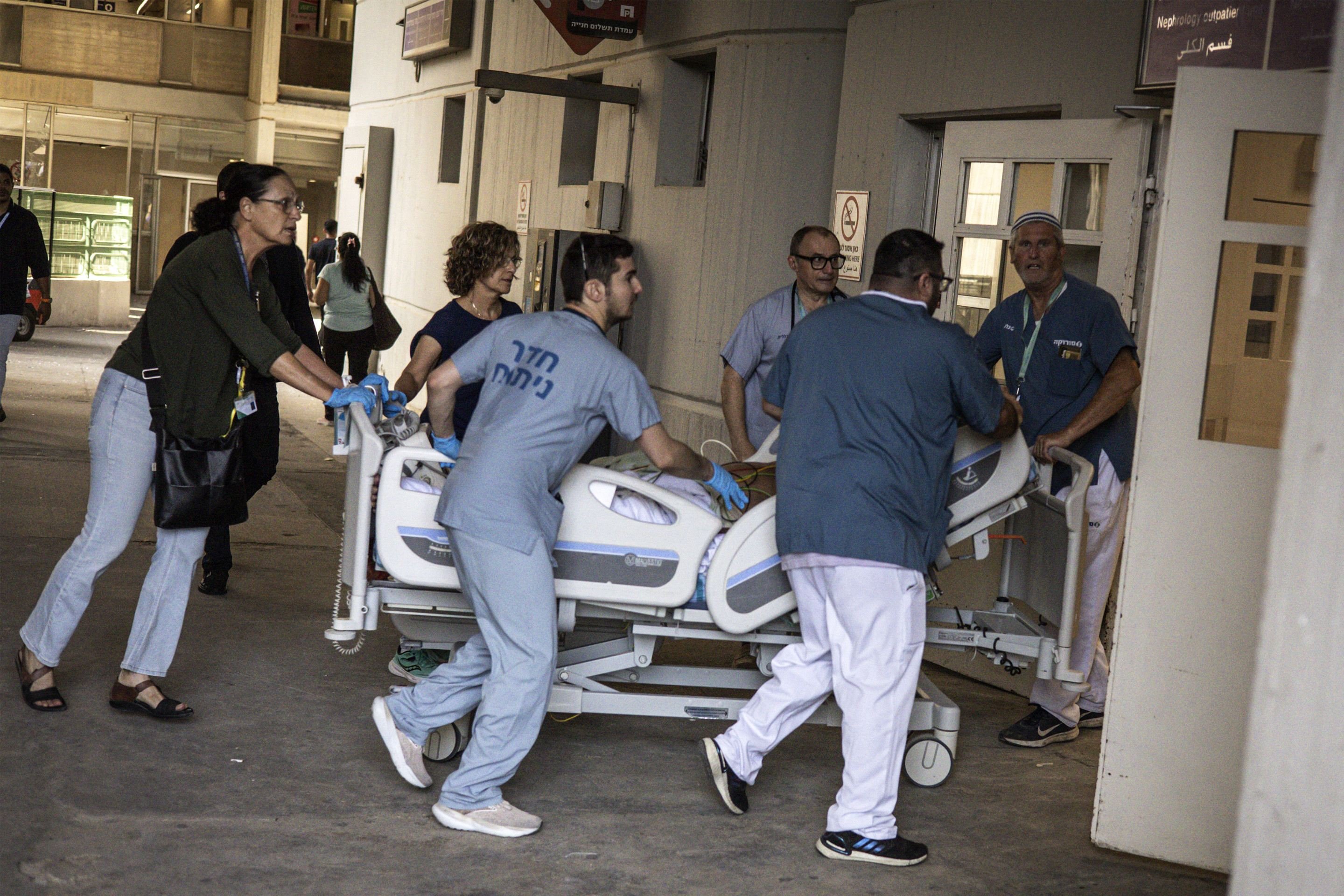 Pacientes são removidos em função do ataque do Irã ao hospital Soroka, no sul de Israel, na manhã desta quinta-feira (19/6) Caption 