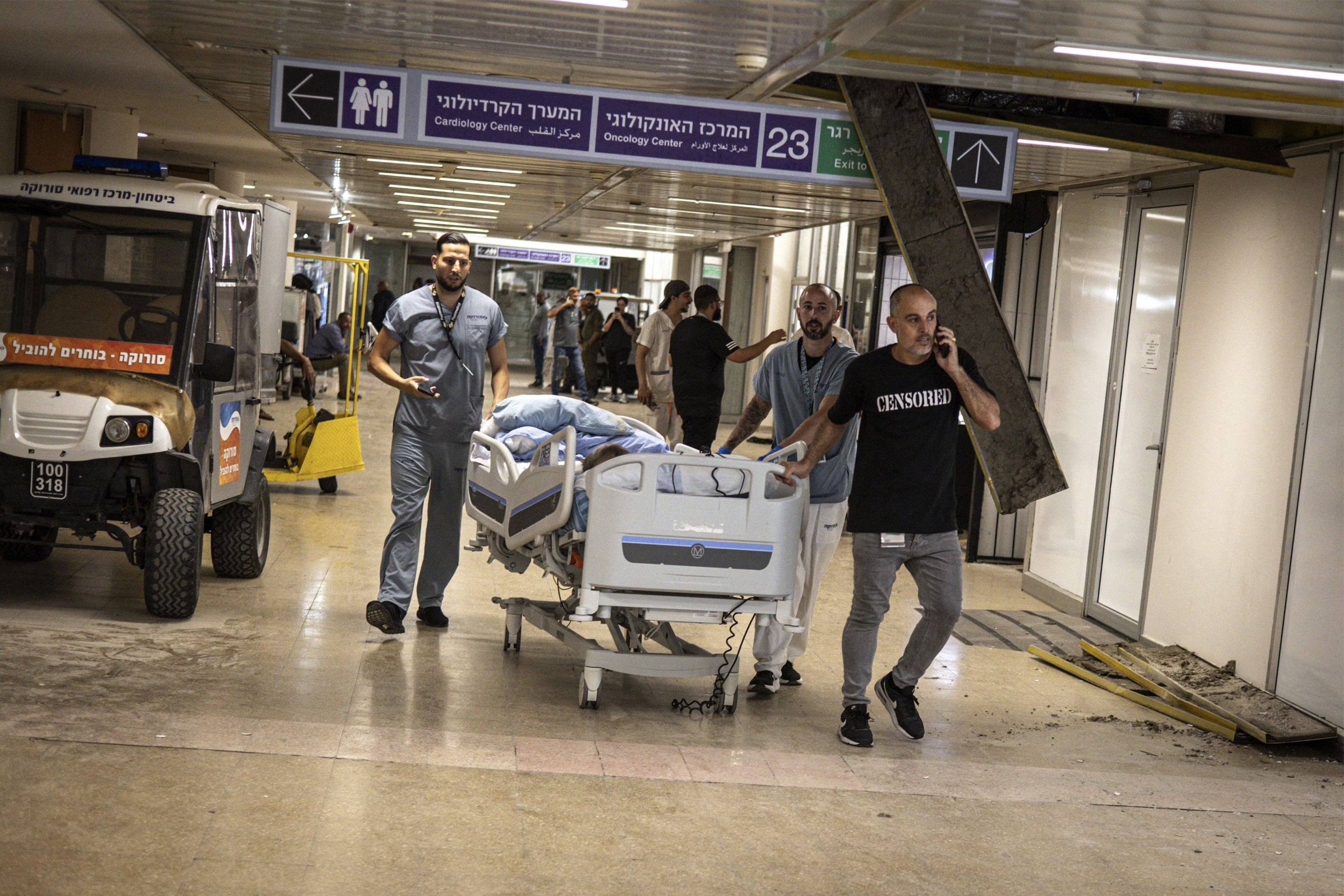 Pacientes são removidos em função do ataque do Irã ao hospital Soroka, no sul de Israel, na manhã desta quinta-feira (19/6) 