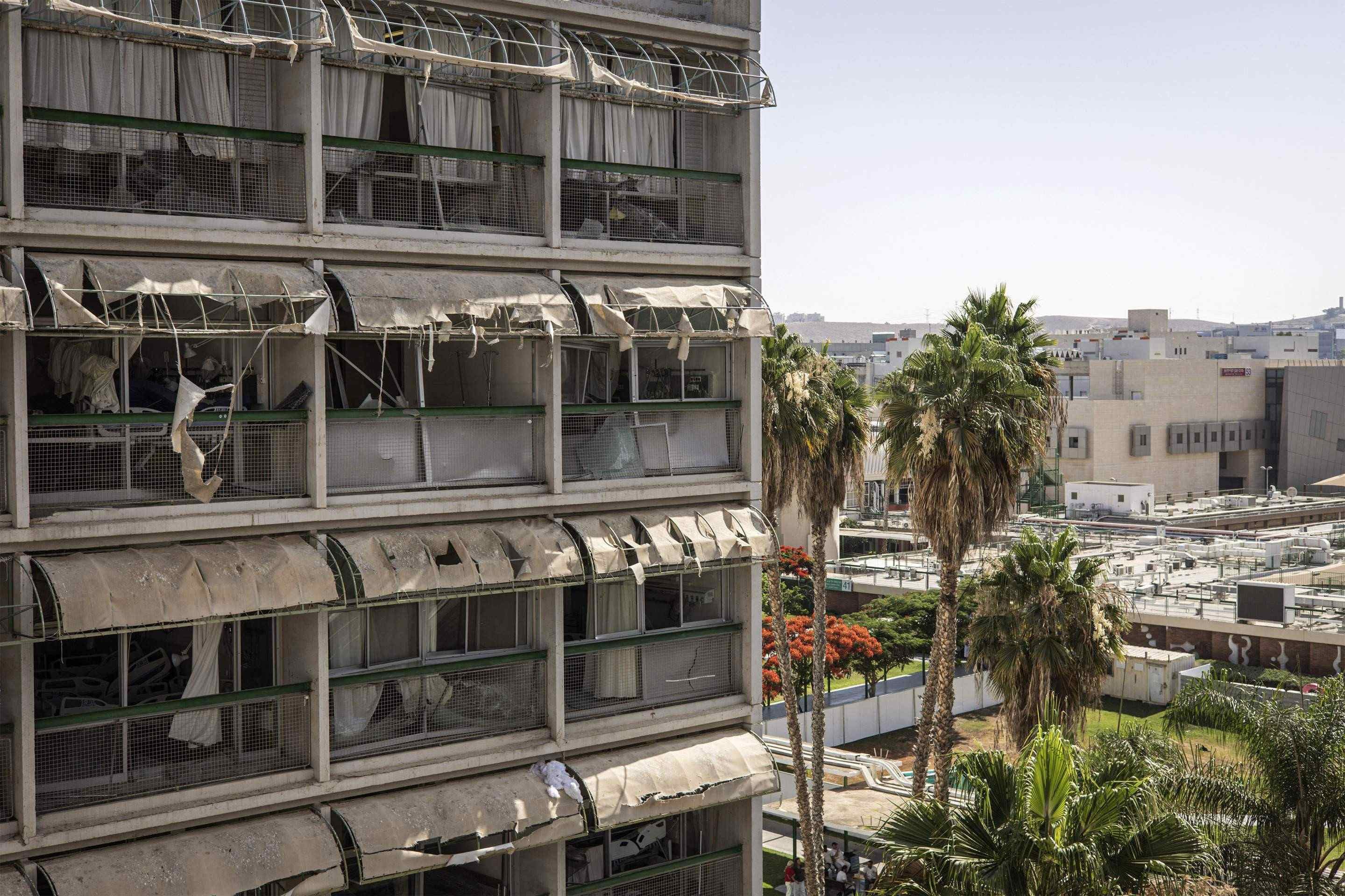Hospital Soroka, em Beersheba, no sul de Israel, é atingido por míssel iraniano na manhã desta quinta-feira (19/6) Caption 