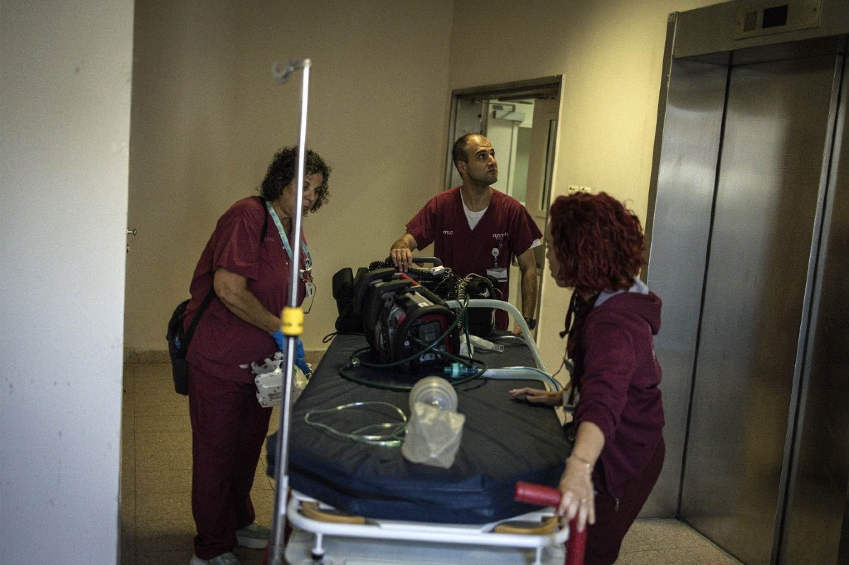 Médicos evacuam equipamentos do Hospital Soroka após um ataque com mísseis iranianos em Bersheba, no sul de Israel, em 19 de junho de 2025.