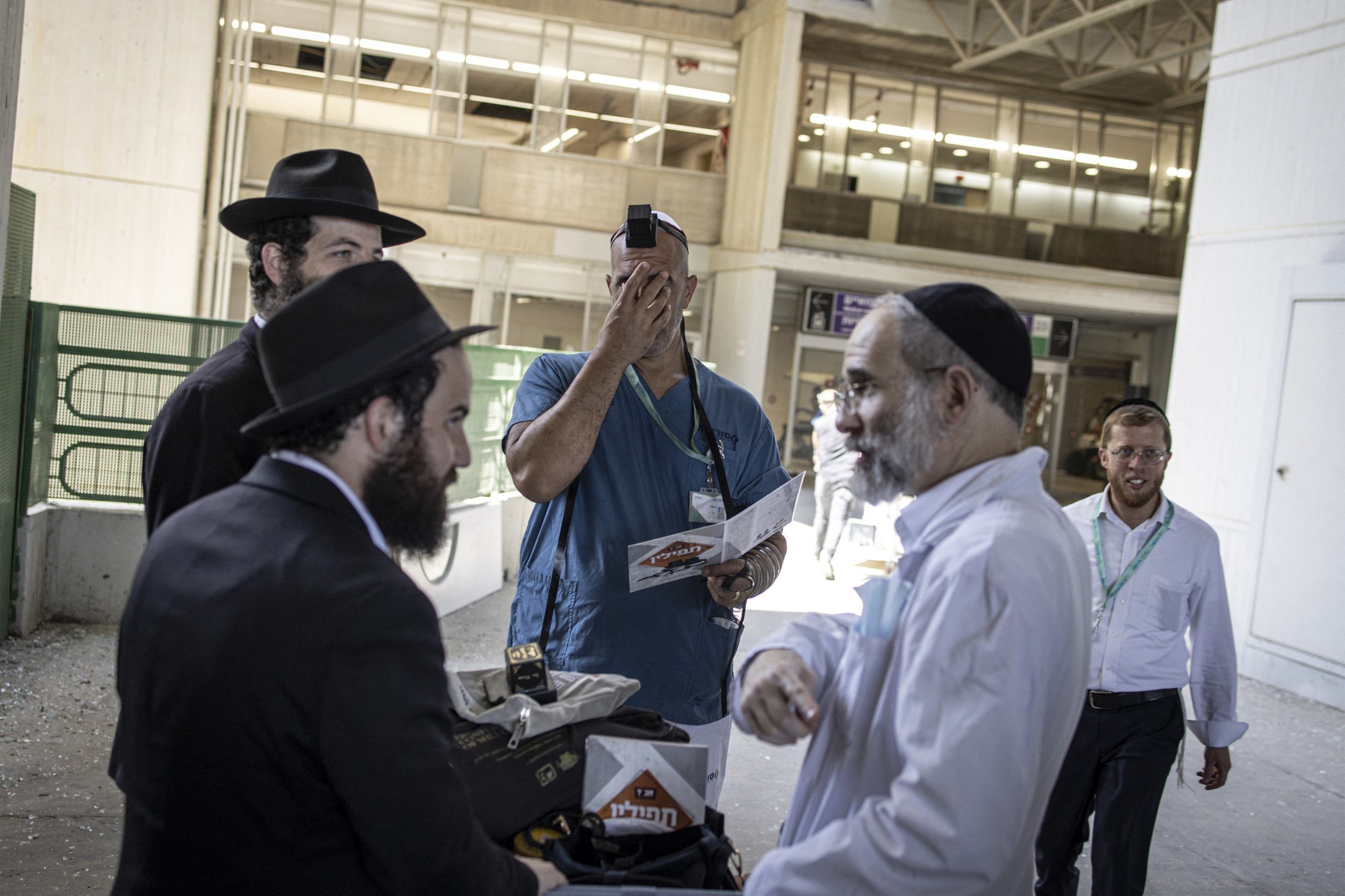 Após o ataque ao hospital de Soroka, um médico faz uma oração utilizando o Torá 