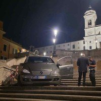  As autoridades policiais informaram que o homem ficou preso no meio da Escadaria da Praça da Espanha -  (crédito: Divulgação/Polícia de Roma)