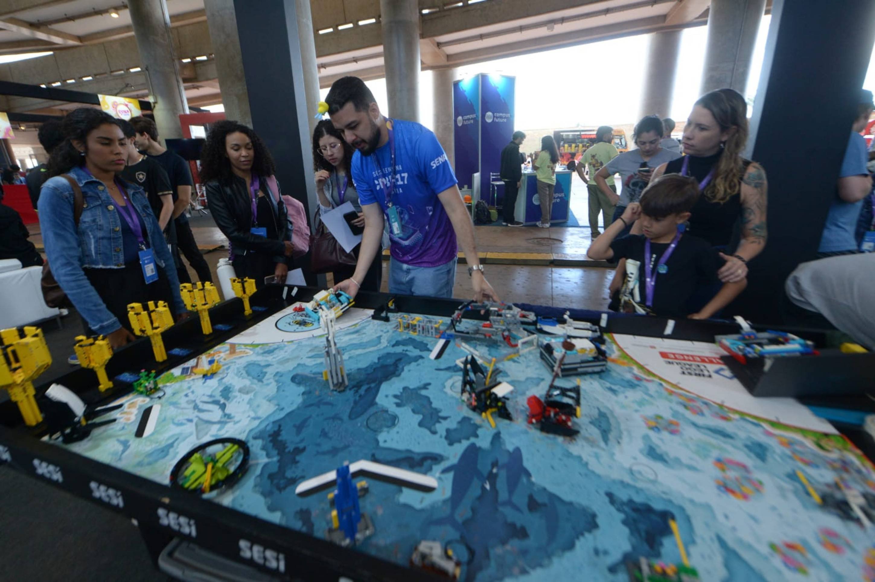  Campus Party 2025 come&ccedil;a nesta quarta no Man&eacute; Garrincha, em Bras&iacute;lia; veja programa&ccedil;&atilde;o. Intelig&ecirc;ncia Artificial, batalhas de rob&ocirc;s, alimentos 3D e desafios com drones s&atilde;o destaques. Organiza&ccedil;&atilde;o espera receber 150 mil visitantes durante os cinco dias de evento.