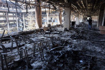  Edifício onde estava a sede da Radiodifusão da República Islâmica do Irã (IRIB), bombardeada ontem, assim como bases nucleares em três cidades iranianas         