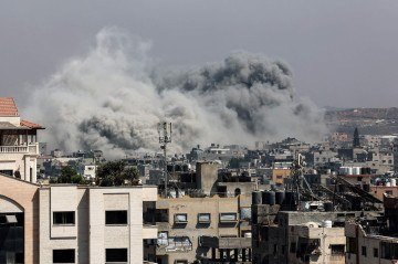 Coluna de fumaça emerge de prédios em Jabalia, no norte do território palestino: em 20 meses de guerra, mais de 55 mil mortos -  (crédito:  AFP)