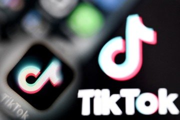 Uma foto tirada em 10 de abril de 2025 mostra os logotipos da rede social chinesa TikTok na tela de um smartphone       -  (crédito: Kirill KUDRYAVTSEV/AFP)