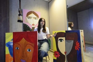 Estudante de medicina, Isadora Presot conta que reduziu drasticamente o tempo diante da tela do celular, depois que começou a pintar - (crédito: Fotos: Guilherme Felix CB/DA Press) Estudante de medicina, Isadora Presot conta que reduziu drasticamente o tempo diante da tela do celular, depois que começou a pintar - (crédito: Fotos: Guilherme Felix CB/DA Press)