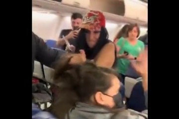 Mulher agride brasileira dentro de voo nos Estados Unidos -  (crédito: Reprodução/X)