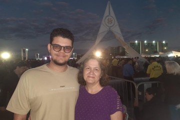 Arthur Ferreira Lima, 18, e Adriana Ferreira Lima, 55, estiveram na Esplanada para acompanhar a missa de Corpus Christi