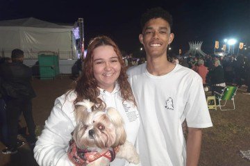 Rafael Alves, 19, e Samantha Ferreira, 24, levaram a cachorrinha para acompanhar a missa de Corpus Christi