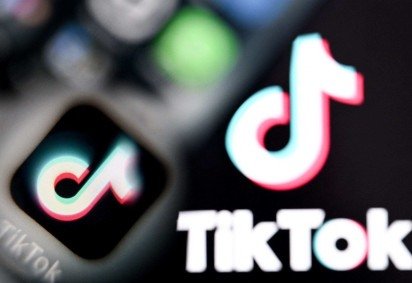 Uma foto tirada em 10 de abril de 2025 mostra os logotipos da rede social chinesa TikTok na tela de um smartphone       -  (crédito: Kirill KUDRYAVTSEV/AFP) -Uma foto tirada em 10 de abril de 2025 mostra os logotipos da rede social chinesa TikTok na tela de um smartphone       -  (crédito: Kirill KUDRYAVTSEV/AFP)