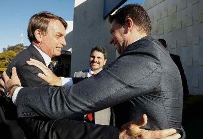 Bolsonaro e Carlos definiam alvos e estratégias da 'Abin paralela', diz PF -  (crédito: BBC Geral)