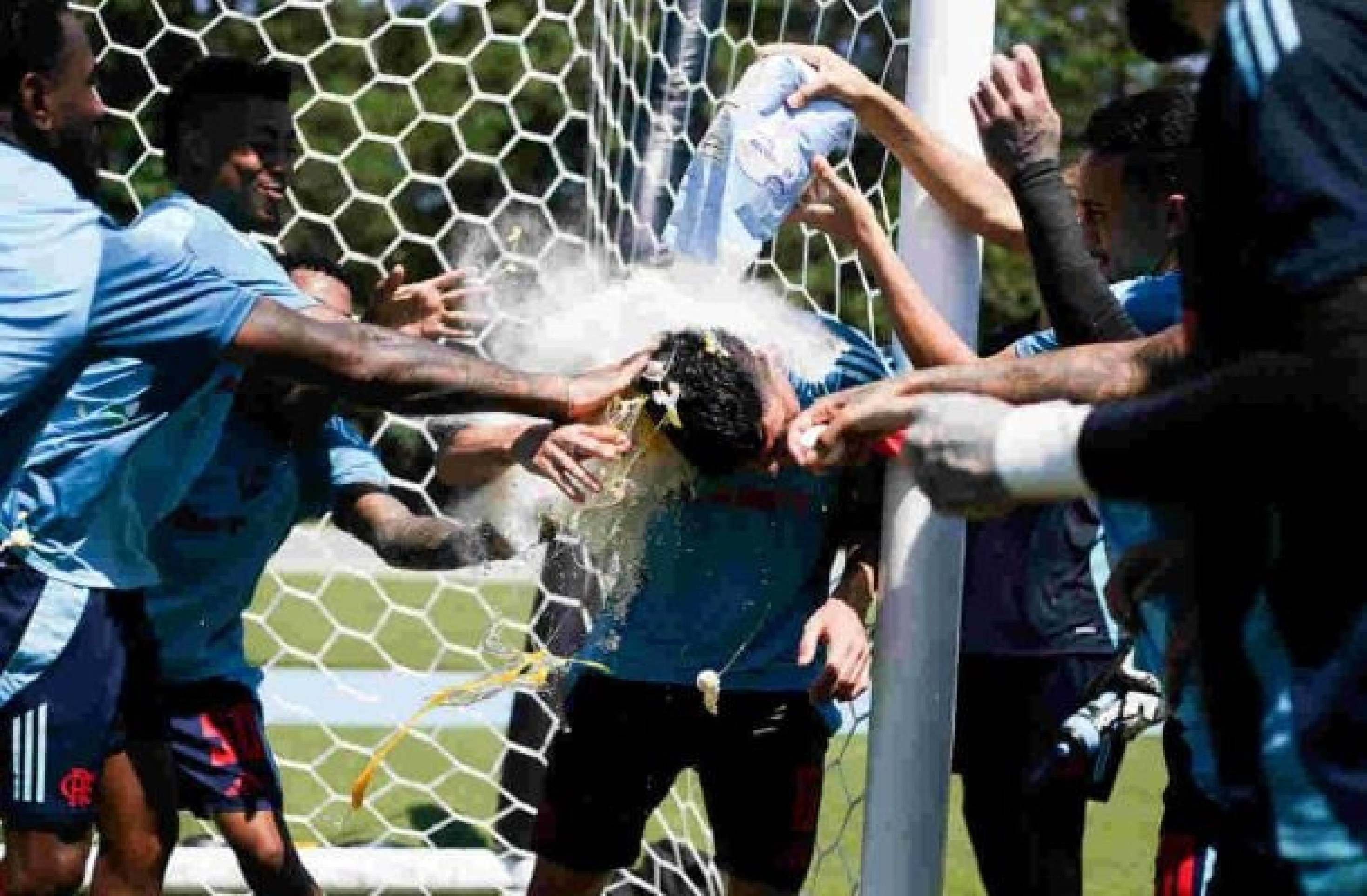 Ayrton Lucas levou ovada dos companheiros no treino desta quinta-feira -  (crédito: Foto: Gilvan de Souza/Flamengo)