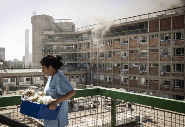 Uma enfermeira retira medicamentos e equipamentos do hospital Soroka, no sul de Israel após um ataque do Irã na manhã desta quinta-feira (19/6)   -  (crédito:  AFP)