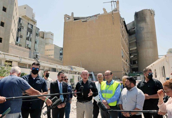 O primeiro-ministro israelense, Benjamin Netanyahu, visitou o Hospital Soroka, na cidade de Bersheba, no sul do país, após o local ter sido atingido por um míssil disparado do Irã em 19 de junho de 2025       -  (crédito: Marc Israel SELLEM/POOL/AFP)