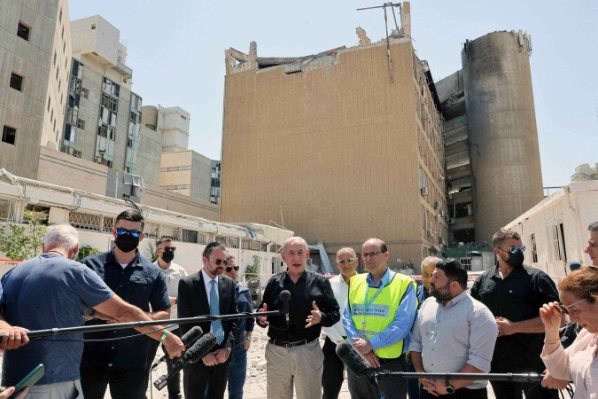 O primeiro-ministro israelense, Benjamin Netanyahu, visitou o Hospital Soroka, na cidade de Bersheba, no sul do país, após o local ter sido atingido por um míssil disparado do Irã em 19 de junho de 2025 - (crédito: Marc Israel SELLEM/POOL/AFP) O primeiro-ministro israelense, Benjamin Netanyahu, visitou o Hospital Soroka, na cidade de Bersheba, no sul do país, após o local ter sido atingido por um míssil disparado do Irã em 19 de junho de 2025 - (crédito: Marc Israel SELLEM/POOL/AFP)