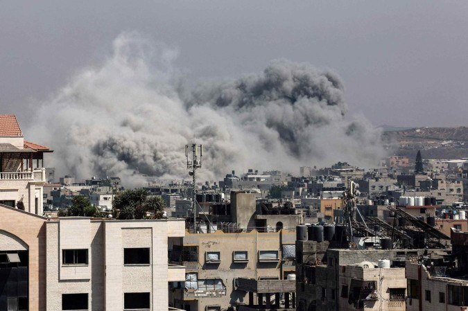 Coluna de fumaça emerge de prédios em Jabalia, no norte do território palestino: em 20 meses de guerra, mais de 55 mil mortos - (crédito: AFP) Coluna de fumaça emerge de prédios em Jabalia, no norte do território palestino: em 20 meses de guerra, mais de 55 mil mortos - (crédito: AFP)