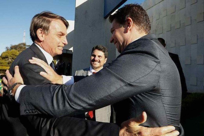 Bolsonaro e Carlos definiam alvos e estratégias da 'Abin paralela', diz PF - (crédito: BBC Geral) Bolsonaro e Carlos definiam alvos e estratégias da 'Abin paralela', diz PF - (crédito: BBC Geral)