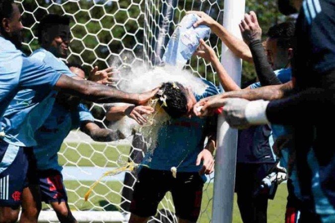 Ayrton Lucas levou ovada dos companheiros no treino desta quinta-feira - (crédito: Foto: Gilvan de Souza/Flamengo) Ayrton Lucas levou ovada dos companheiros no treino desta quinta-feira - (crédito: Foto: Gilvan de Souza/Flamengo)