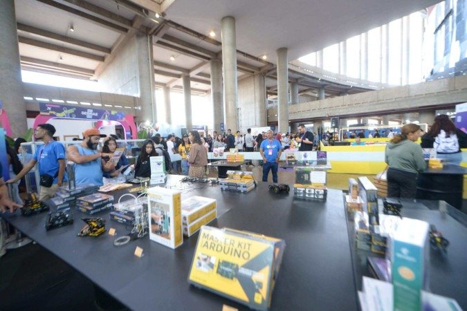  Campus Party 2025 começa nesta quarta no Mané Garrincha, em Brasília; veja programação. Inteligência Artificial, batalhas de robôs, alimentos 3D e desafios com drones são destaques. Organização espera receber 150 mil visitantes durante os cinco dias de evento.